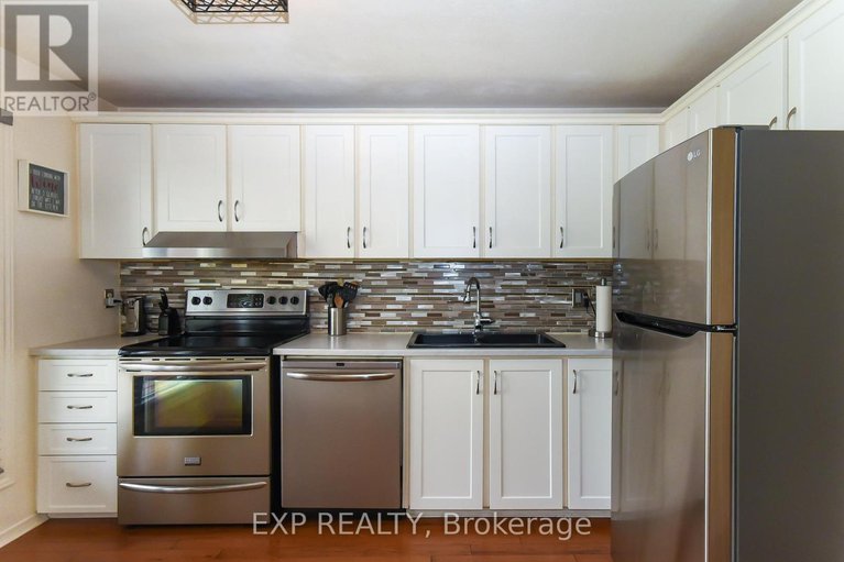 28588528/1576-st-georges-street/bilberry-creekqueenswood-heights/ottawa/ontario/K1E2M9_7