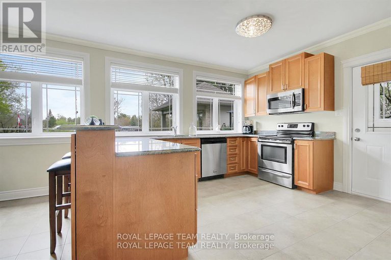 28487083/5591-manotick-main-street/manotick-village-manotick-estates/ottawa/ontario/K4M1A4_32