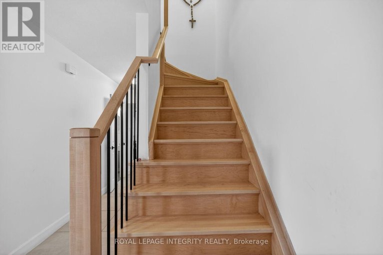 29484455/2092-legrand-crescent/queenswood-heights-south/ottawa/ontario/K1E3T6_21