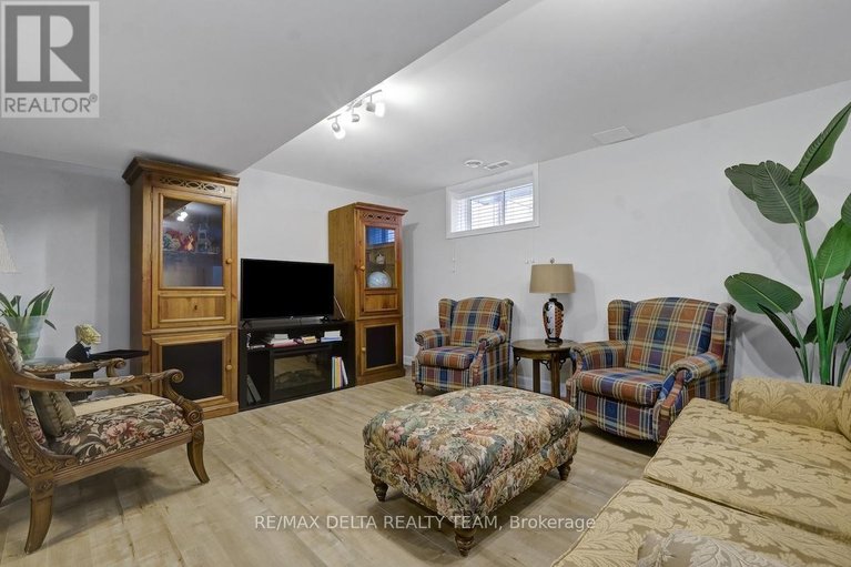 29474094/715-azure-street/village-of-russell/russell/ontario/K4R0E5_31