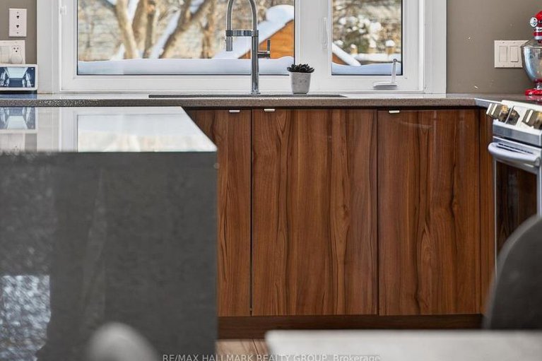 29306609/579-foxview-place/cfb-rockcliffe-and-area/ottawa/ontario/K1K4E1_20