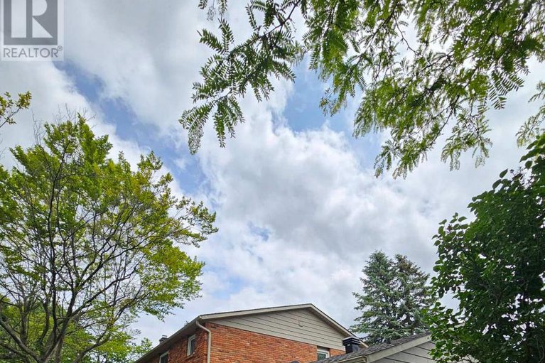 28675680/1-erinlea-court/pineglencountry-place/ottawa/ontario/K2E7C8_6