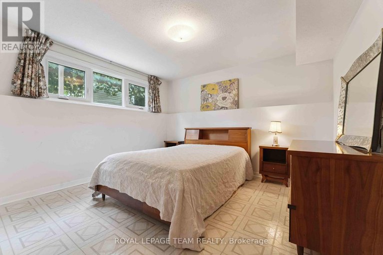 28701491/8-oakwood-avenue/city-viewskylinefisher-heightsparkwood-hills/ottawa/ontario/K2E6A5_27