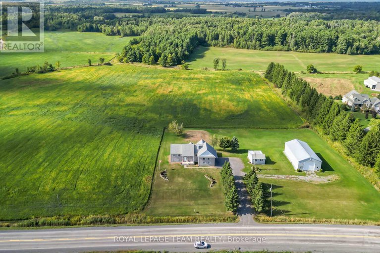 28816366/8665-russell-road/sarsfieldbearbrook/ottawa/ontario/K4B0J7_1
