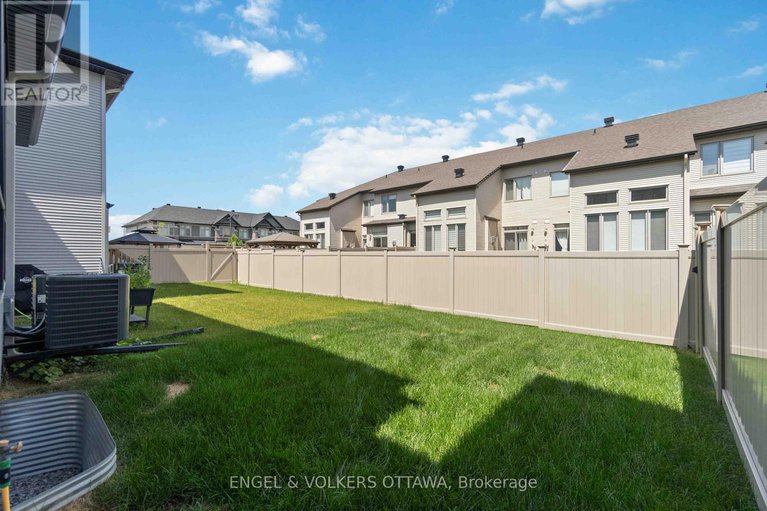 28568495/640-cordelette-circle/mer-bleuebradley-estatesanderson-park/ottawa/ontario/K1W0P2_40