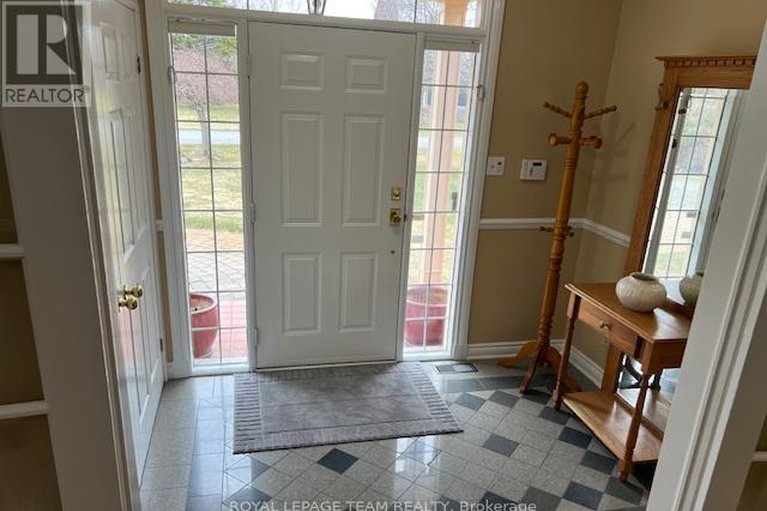 28194532/5530-pettapiece-crescent/manotick-village-manotick-estates/ottawa/ontario/K4M1C5_2