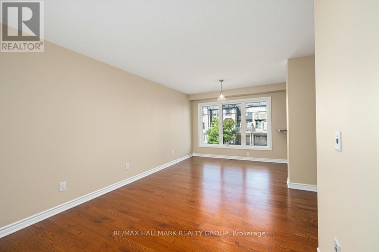 28978296/601-foxlight-circle/emerald-meadowstrailwest/ottawa/ontario/K2M0L9_15