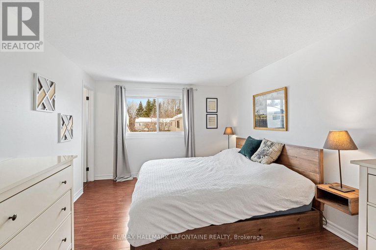 29389069/2275-orient-park-drive/blackburn-hamlet-south/ottawa/ontario/K1B4Y2_18