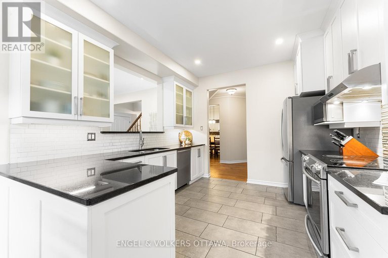 28911455/22-friendly-crescent/stittsville-south/ottawa/ontario/K2S2B6_17
