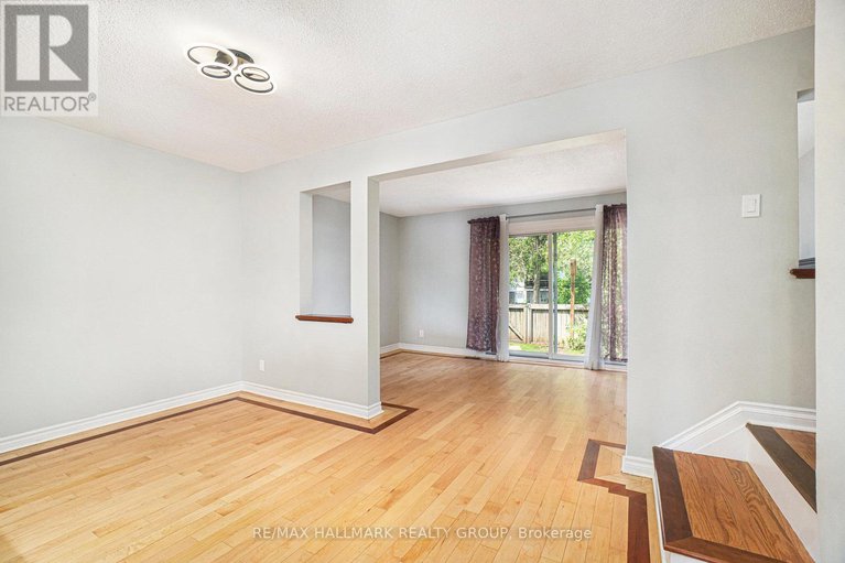 28410250/54-corley-private/heron-gateindustrial-park/ottawa/ontario/K1V8T7_5