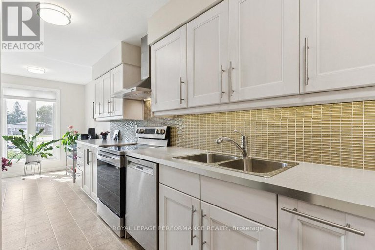 28847039/5-forsyth-lane/crystal-beach/ottawa/ontario/K2H9H1_23