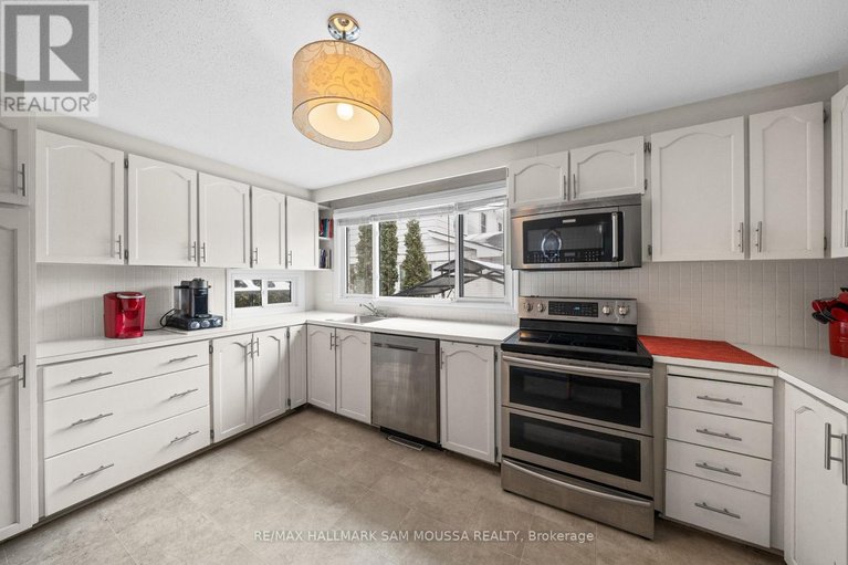 29606720/46-seymour-avenue/borden-farmstewart-farmcarleton-heightsparkwood-hills/ottawa/ontario/K2E6P2_14