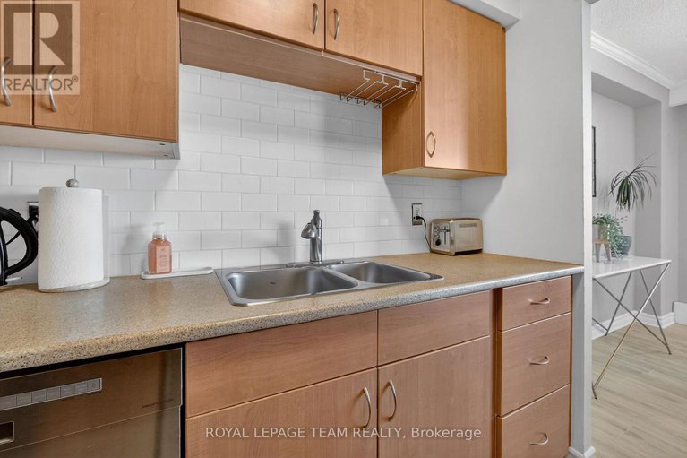 29403239/403-2400-virginia-dr-drive/urbandale-acres/ottawa/ontario/K1H8L3_15