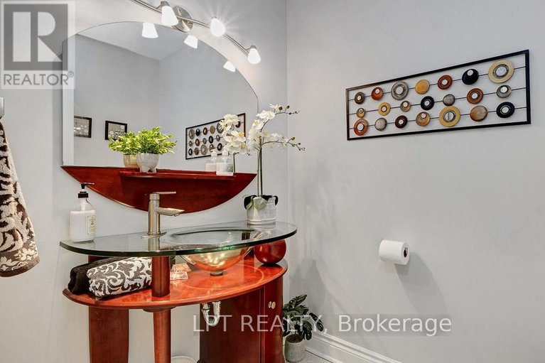 29603325/624-pleasant-park-road/playfair-park/ottawa/ontario/K1H5N5_24