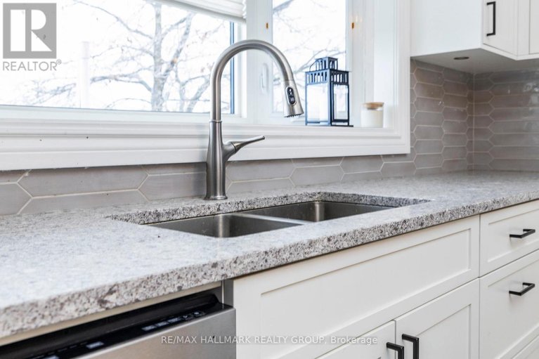 29631798/1421-talcy-crescent/fallingbrookridgemount/ottawa/ontario/K4A3C6_13