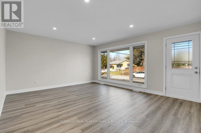 29470897/624-clarke-avenue/castle-heightsrideau-high/ottawa/ontario/K1K0Y7_6