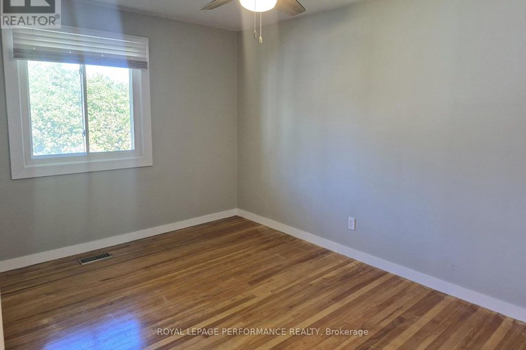 29035892/2529-roman-avenue/queensway-terrace-north/ottawa/ontario/K2B7X8_14