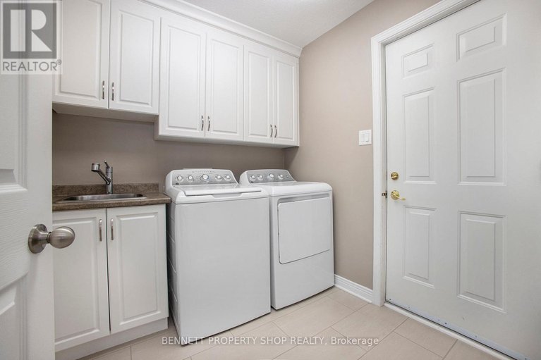 28689701/1410-sherruby-way/rural-kanata-central/ottawa/ontario/K2W1B1_16