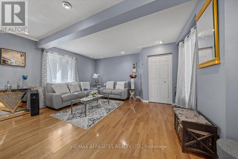 28458196/300-sylvie-terrace/bilberry-creekqueenswood-heights/ottawa/ontario/K1E3M2_5