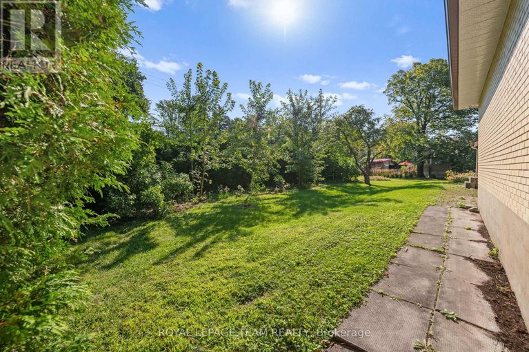28567961/873-dunlevie-avenue/mckellar-heightsglabar-park/ottawa/ontario/K2A2Z3_21