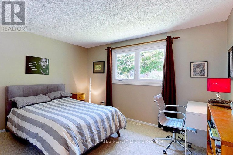 28586266/22-red-maple-crescent/blackburn-hamlet/ottawa/ontario/K1B3Z4_19