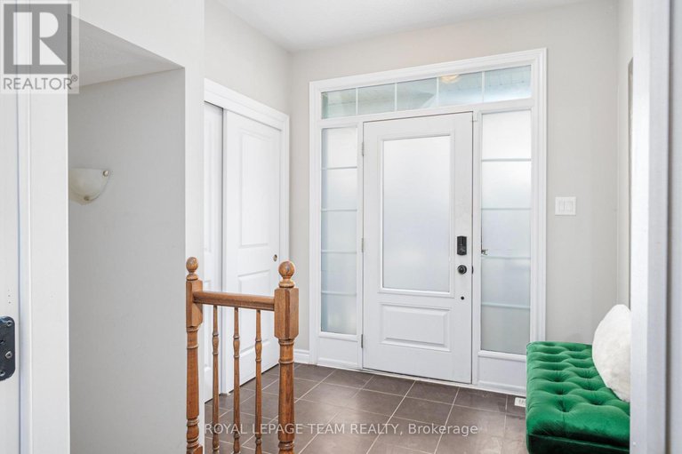 28163521/12-knockaderry-crescent/half-moon-bay/ottawa/ontario/K2C3H2_3