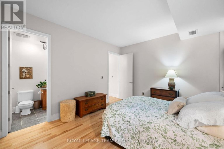 29563752/202-260-besserer-street/sandy-hill/ottawa/ontario/K1N1J3_23