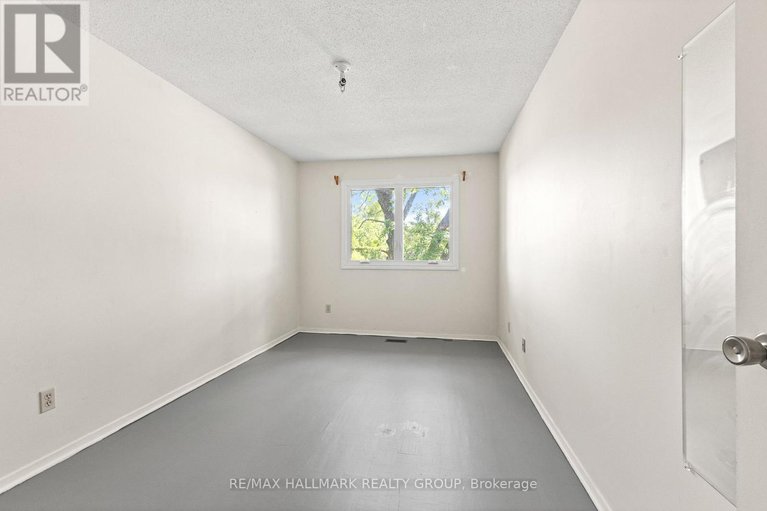 28586632/55-river-garden-private/mooneys-bayriverside-park/ottawa/ontario/K1V1M8_26