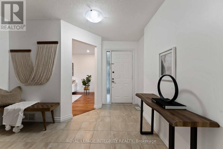 28688332/2044-wildflower-drive/queenswood-heights-south/ottawa/ontario/K1E3R5_3