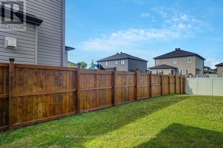 29228847/609-misty-street/village-of-russell/russell/ontario/K4R0G3_41