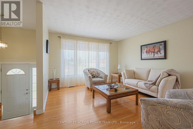 29647357/1535-st-georges-street/bilberry-creekqueenswood-heights/ottawa/ontario/K1E1R1_8