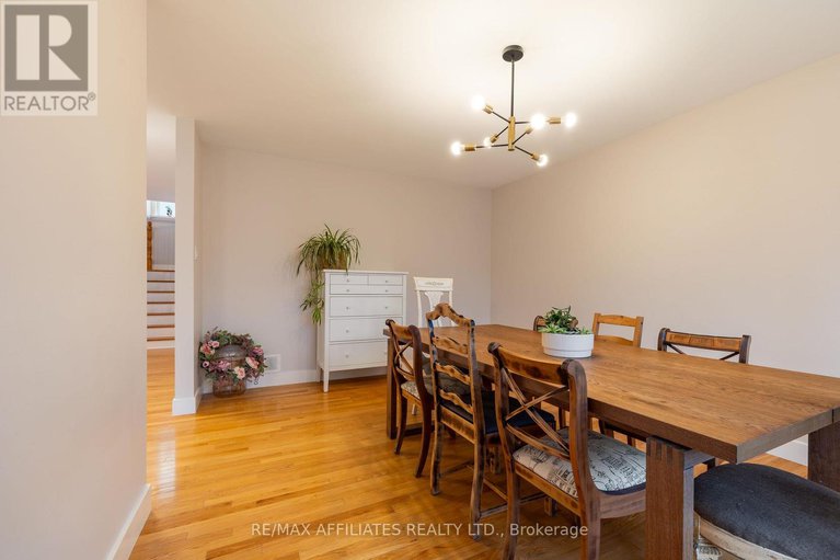 29083529/1687-tache-way/fallingbrookpineridge/ottawa/ontario/K4A2T5_6