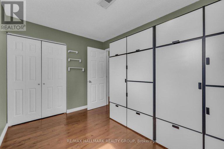 28280542/8-scharf-lane/glencairnhazeldean/ottawa/ontario/K2L2K2_29