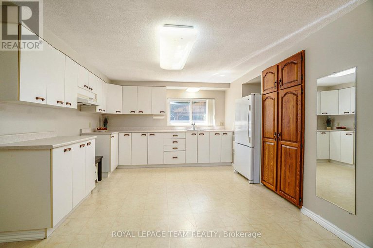 28576788/6870-edgar-brault-street/orleanssunridge/ottawa/ontario/K1C1L7_16