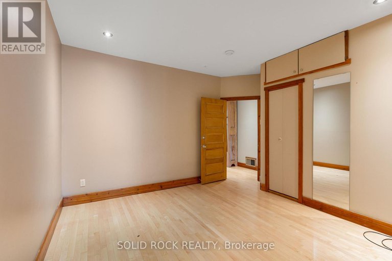 28616919/541-besserer-street/sandy-hill/ottawa/ontario/K1N6C6_22
