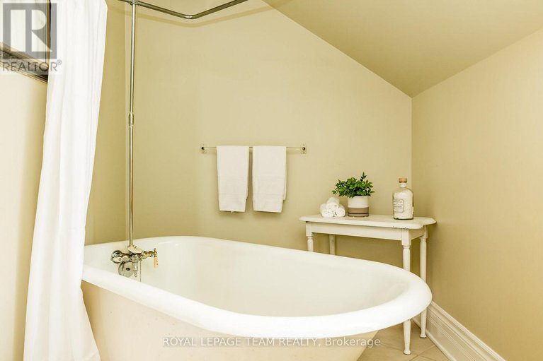 29098667/3651-burritts-rapids-road/north-grenville-twp-kemptville-south/north-grenville/ontario/K0G1N0_30