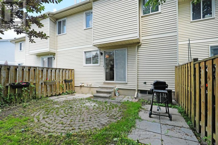 28601739/1416-caravel-crescent/bilberry-creekqueenswood-heights/ottawa/ontario/K1E3X4_31