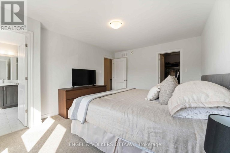 29006127/781-cairn-crescent/mer-bleuebradley-estatesanderson-park/ottawa/ontario/K1W0P7_23