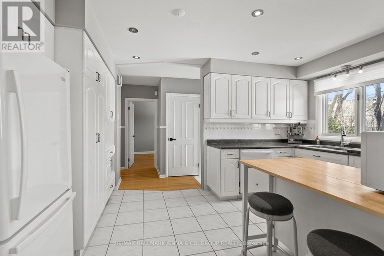 29393824/866-claude-street/castle-heightsrideau-high/ottawa/ontario/K1K2S6_12