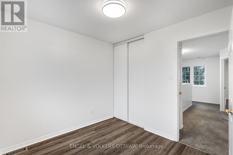 29123797/1626-trenholm-lane/fallingbrookpineridge/ottawa/ontario/K4A4B6_31