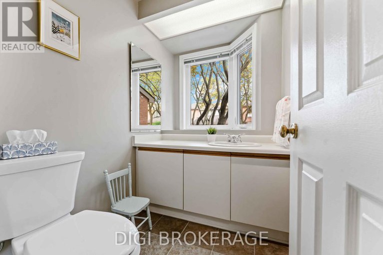 28971569/28-710-coronation-avenue/riverview-park/ottawa/ontario/K1G4G7_18