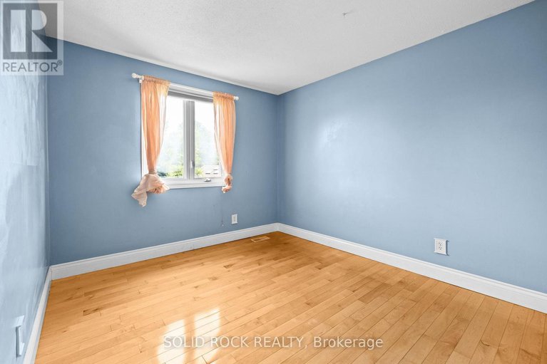 29353006/1631-charbonneau-street/bilberry-creekqueenswood-heights/ottawa/ontario/K1E2J6_27