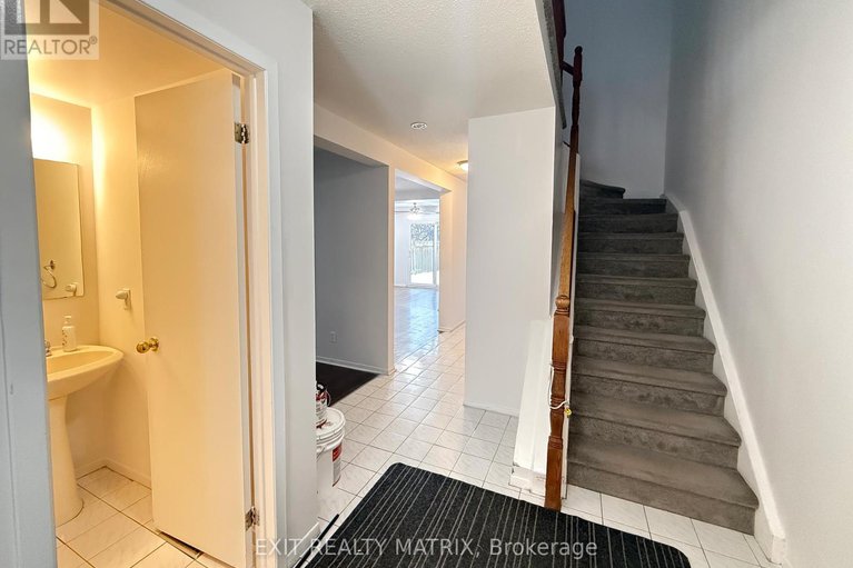 29238699/712-mathieu-way/fallingbrookpineridge/ottawa/ontario/K4A2S5_5