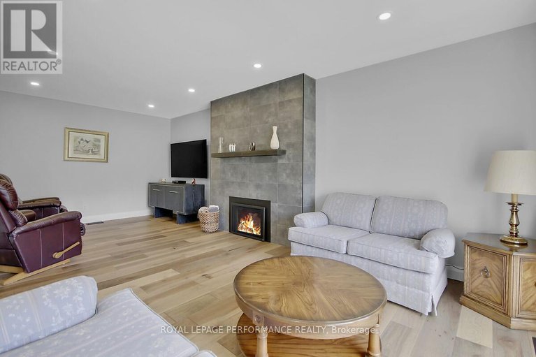 28599541/6343-viseneau-drive/chateauneuf/ottawa/ontario/K1C2G8_14