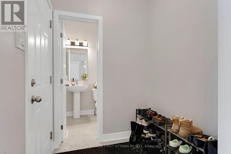 29465691/422-markdale-terrace/riverside-southgloucester-glen/ottawa/ontario/K4M0E2_16