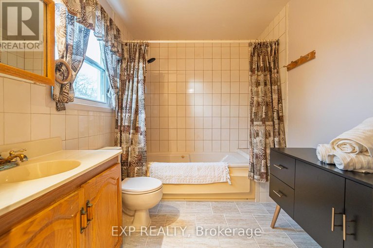 28319921/220-ancaster-avenue/woodroffe/ottawa/ontario/K2B5B3_17