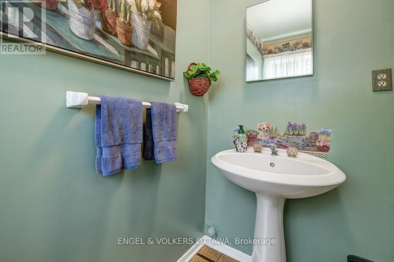 28812016/15-dickson-street/bruce-farmgraham-parkqualicumbellands/ottawa/ontario/K2H7H6_30