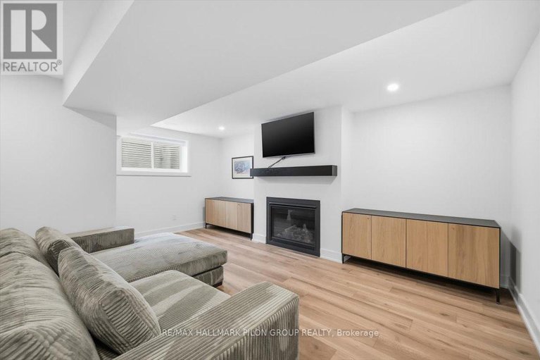 29223735/296-cornice-street/mer-bleuebradley-estatesanderson-park/ottawa/ontario/K1W0R4_18