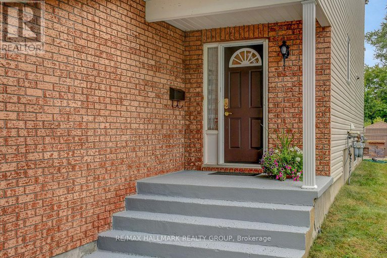 28882866/1166-ambercrest-street/carson-grove/ottawa/ontario/K1J1B2_2