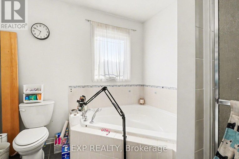 29298211/735-regiment-avenue/emerald-meadowstrailwest/ottawa/ontario/K2M0E6_14